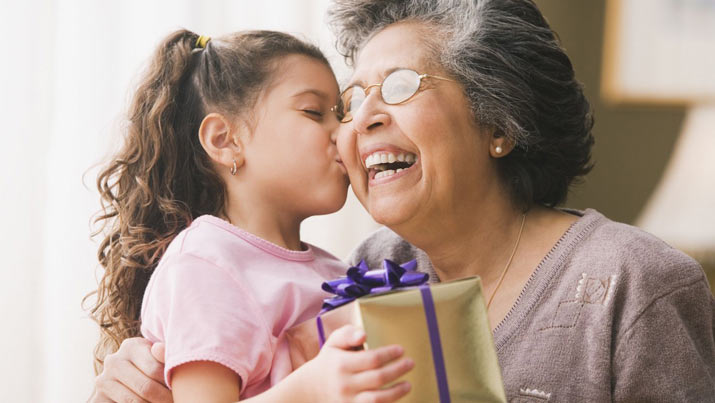  لیست بهترین هدیه مناسب برای مادر مسن